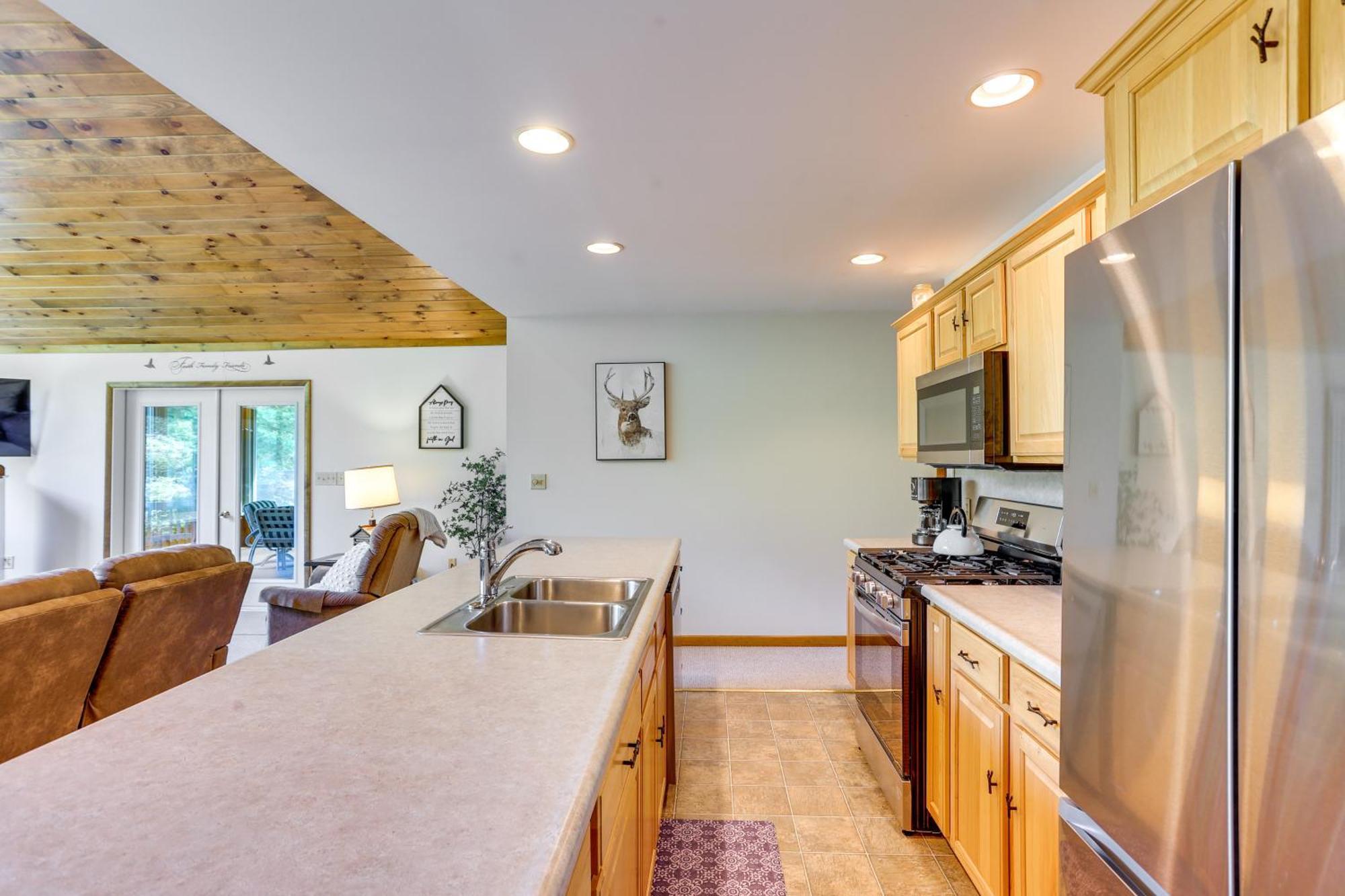 Pennsylvania Hideaway Fire Pit And Deck! Holiday home Belleville