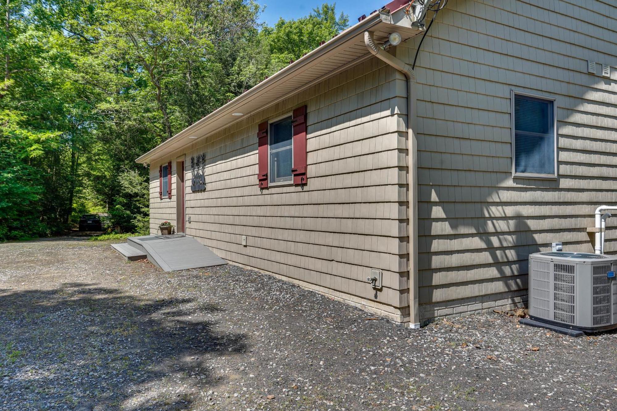 Holiday home Pennsylvania Hideaway Fire Pit And Deck!