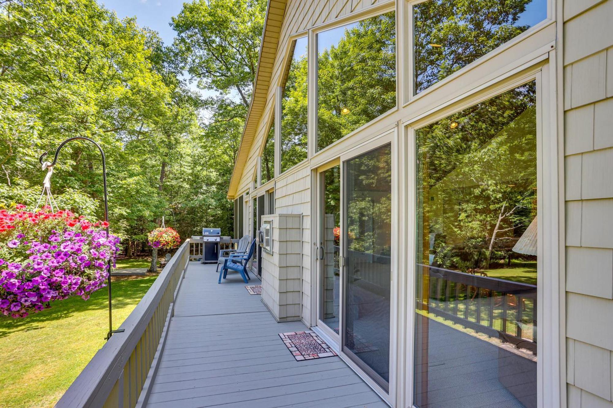 Pennsylvania Hideaway Fire Pit And Deck! Holiday home Belleville