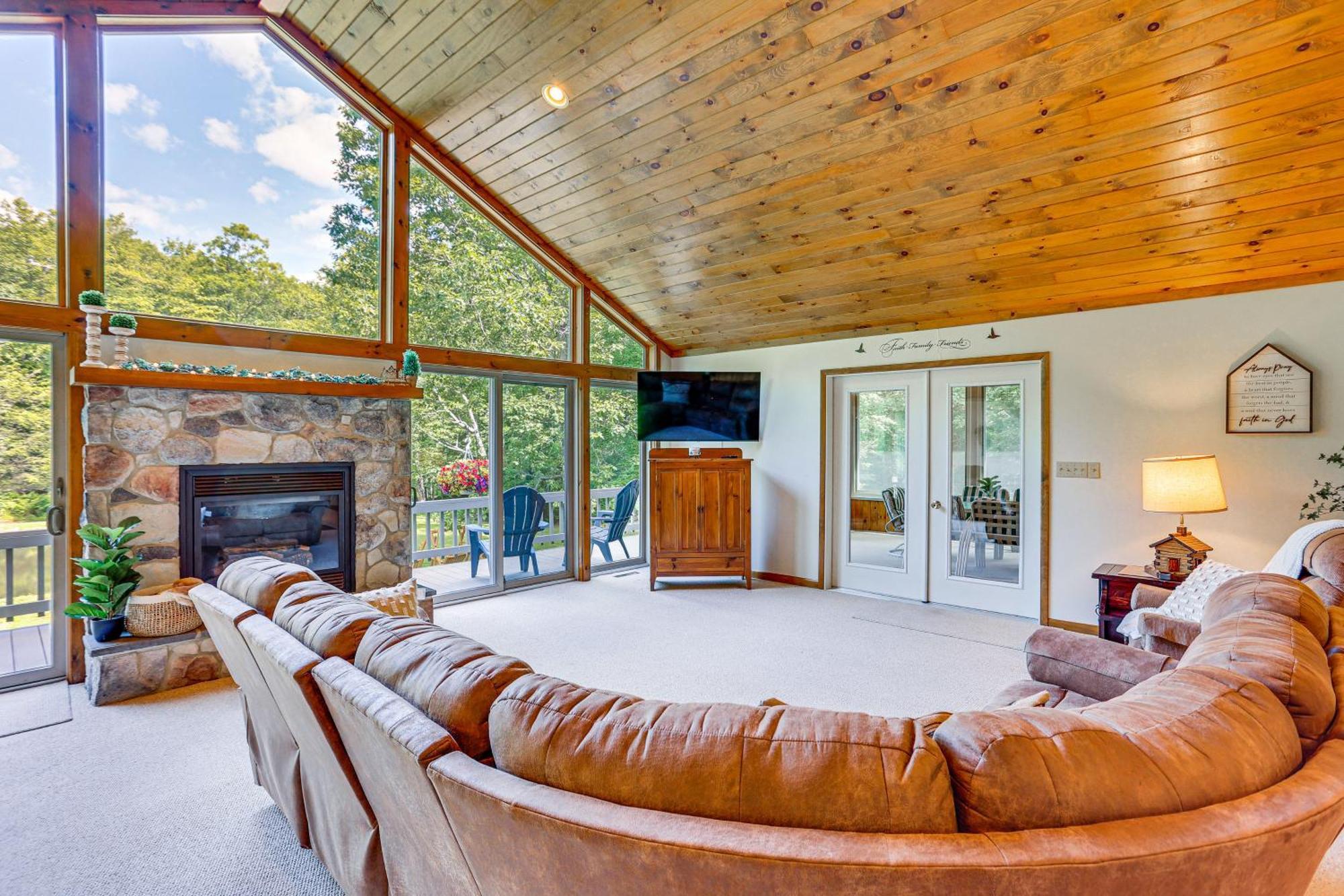 Holiday home Pennsylvania Hideaway Fire Pit And Deck!