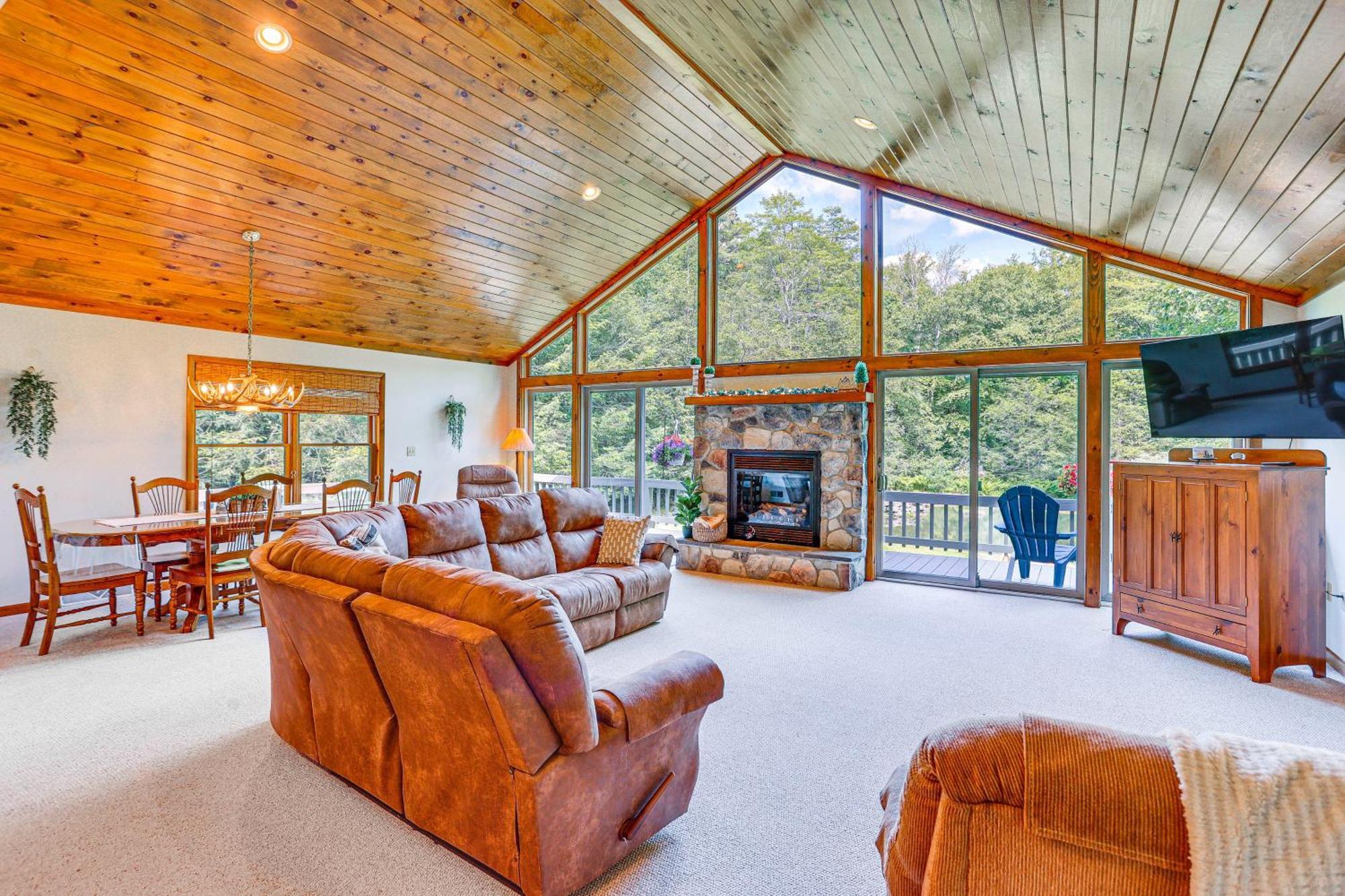 Pennsylvania Hideaway Fire Pit And Deck!