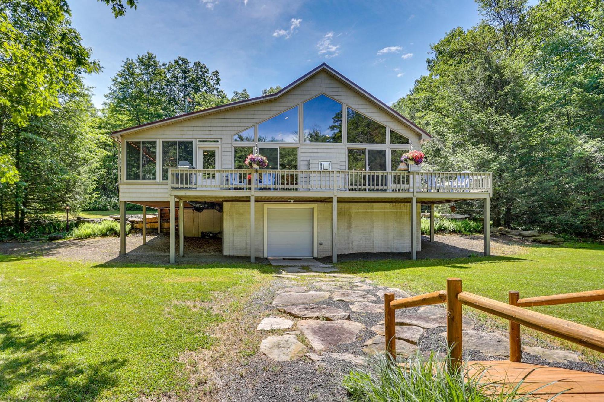 Pennsylvania Hideaway Fire Pit And Deck! Holiday home Belleville